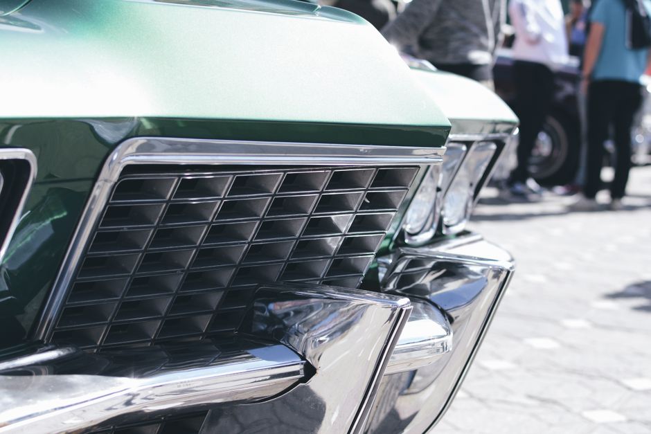 Detalj krom rešetke vintage automobila