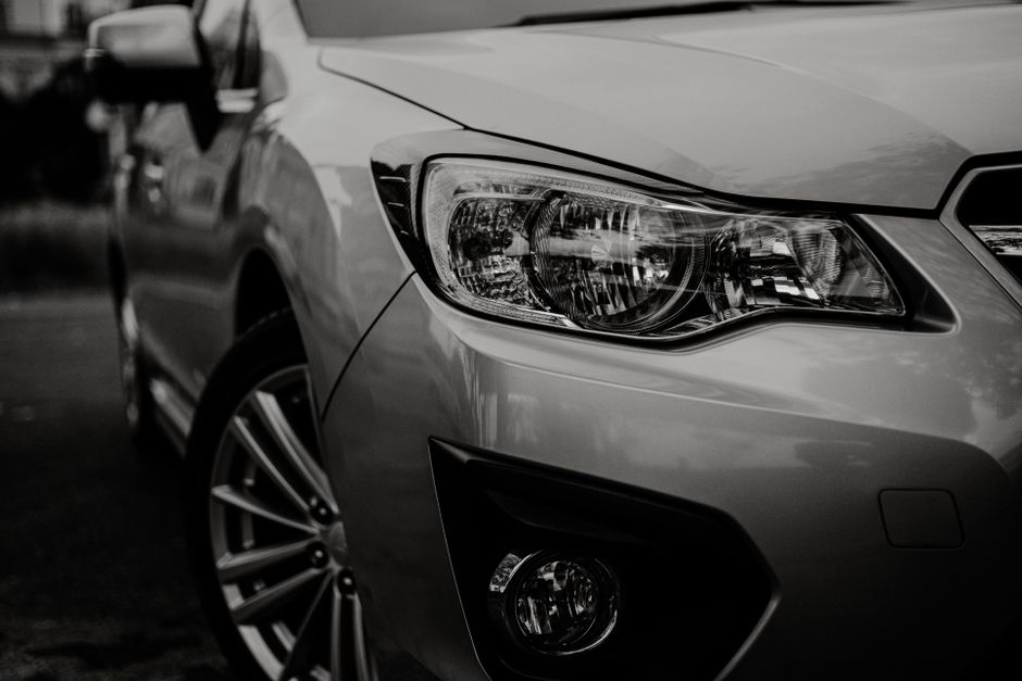 Crno-bijeli close-up prednjeg svjetla i dizajna sportskog automobila Subaru
