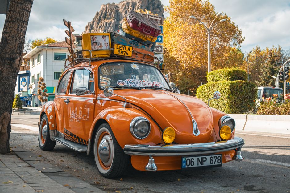 Narančasti Volkswagen Buba na ulici