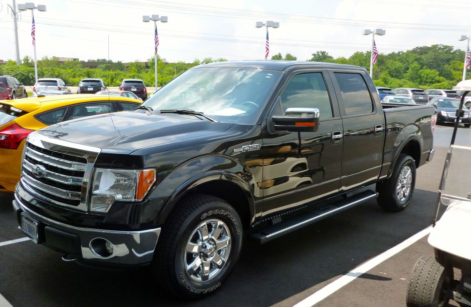 Ford F-150 pickup na prodajnom prostoru