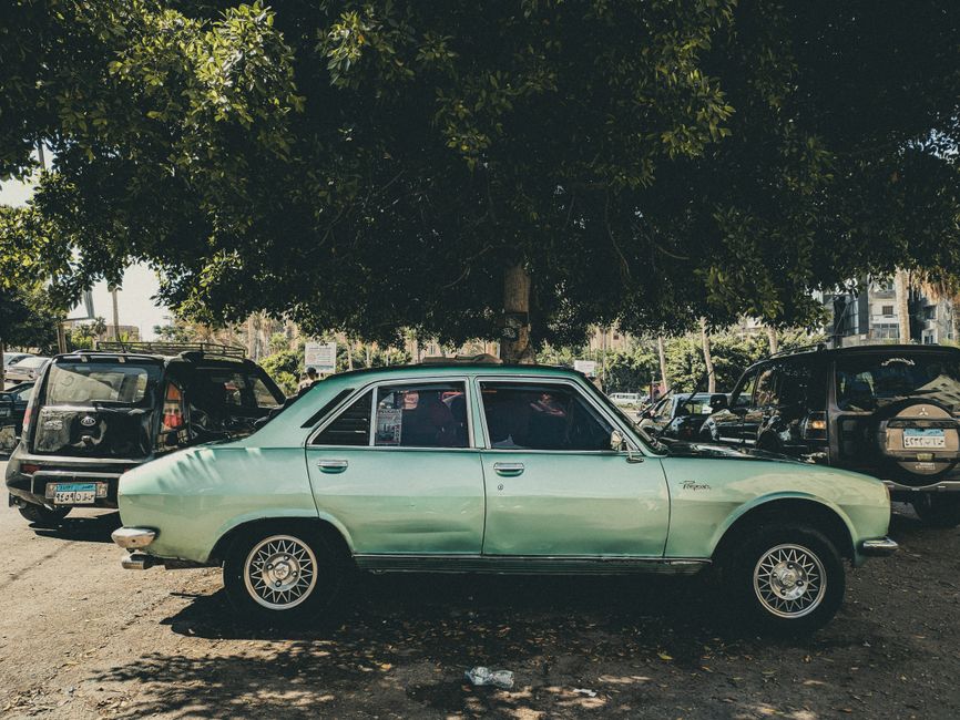 Klasičan zeleni automobil parkiran u gradu