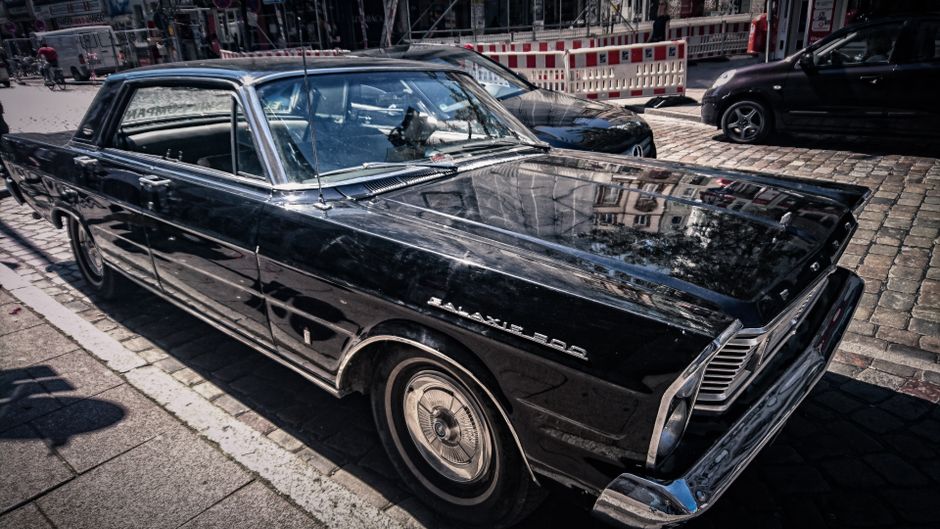 Vintage crni Ford Galaxie 500 u Hamburgu