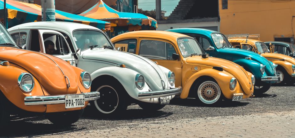 Zbirka šarenih vintage Volkswagen Buba automobila
