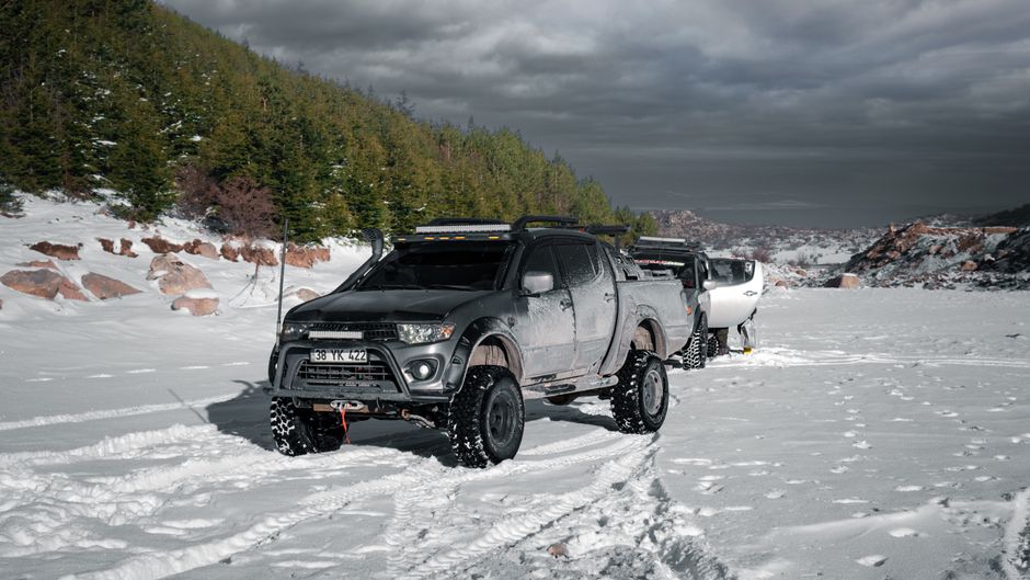 SUV na snježnom terenu