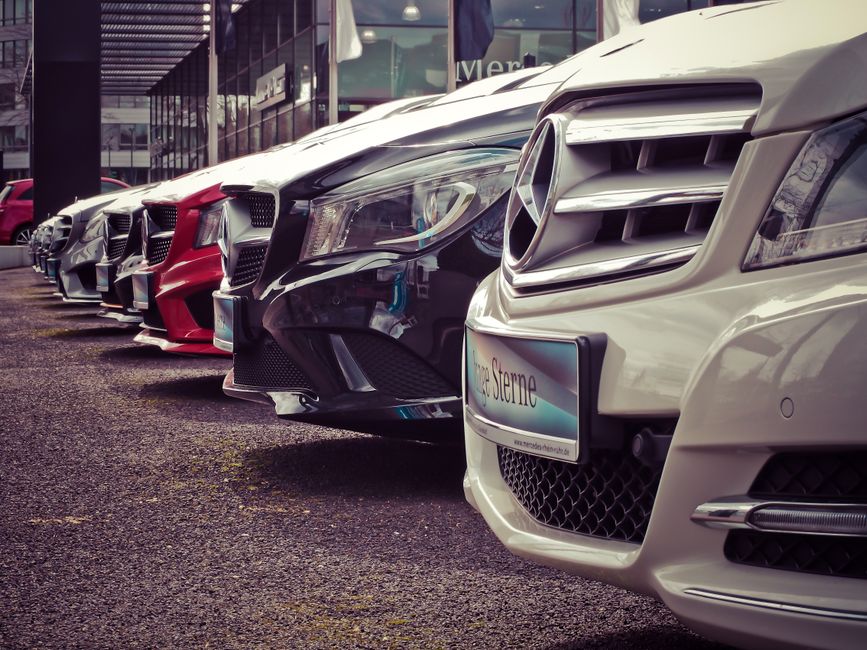 Luksuzni automobili poredani u autosalonu